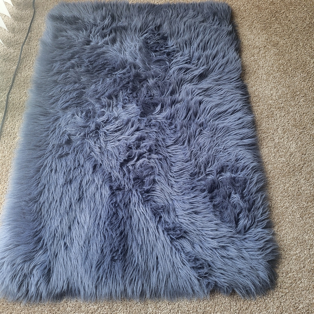 Nicole Miller Luxurious Gray Faux Fur Rug